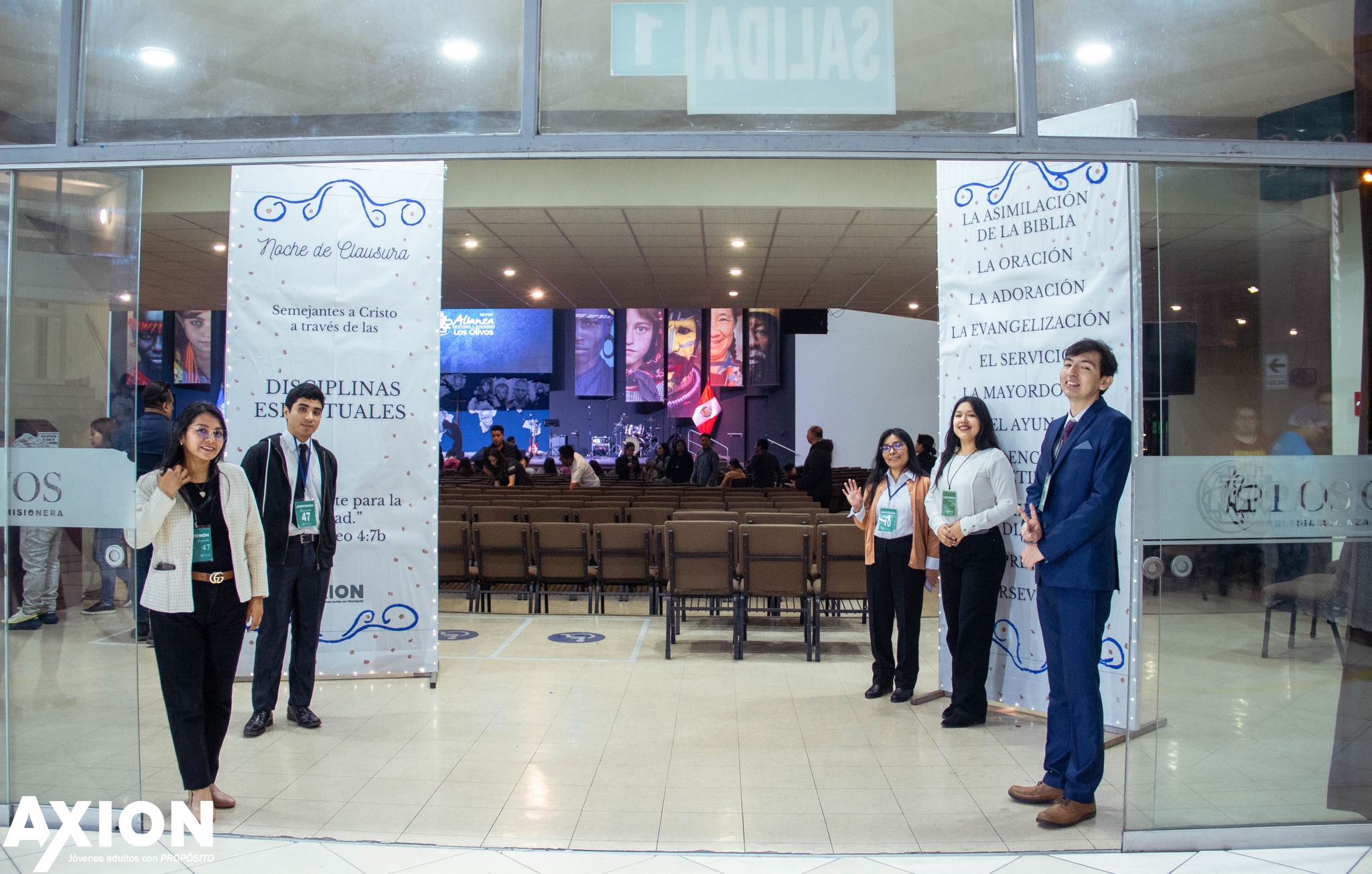 Jóvenes adultos en AXION